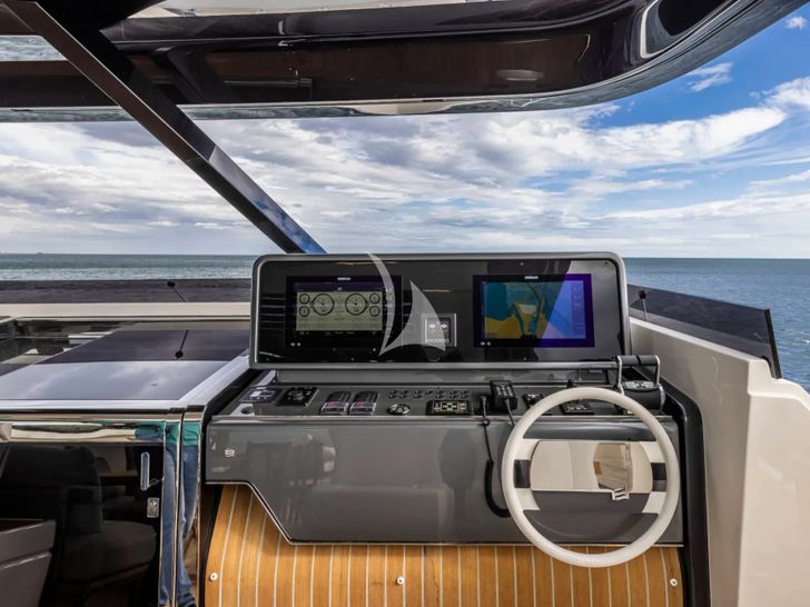 SPICA Ferretti 1000 - helm SPICA Ferretti 1000 - helm