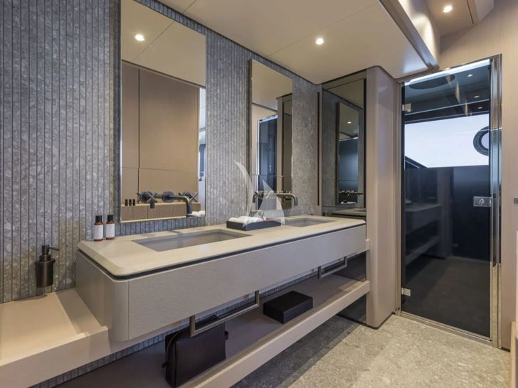 SPICA Ferretti 1000 - master cabin bathroom SPICA Ferretti 1000 - master cabin bathroom