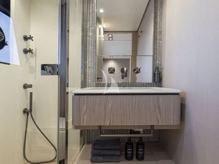 SPICA Ferretti 1000 - twin cabin bathroom SPICA Ferretti 1000 - twin cabin bathroom