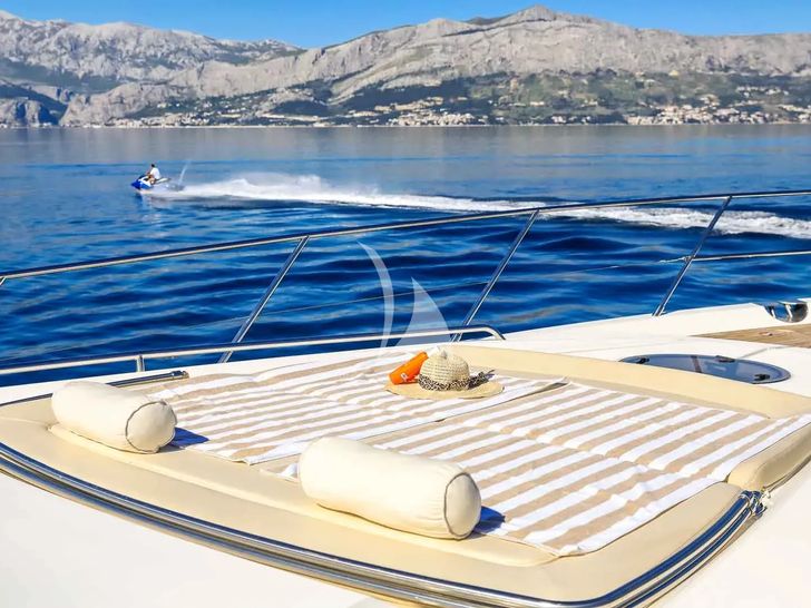 SPICE OF LIFE II Princess V65 - foredeck bronzing area SPICE OF LIFE II Princess V65 - foredeck bronzing area