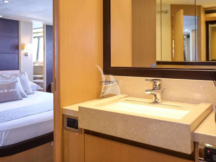 SPICE OF LIFE II Princess V65 - master cabin bathroom SPICE OF LIFE II Princess V65 - master cabin bathroom