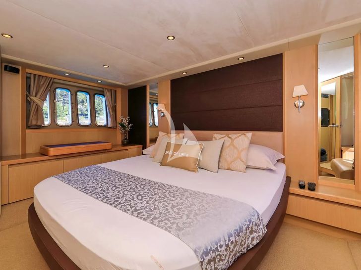SPICE OF LIFE II Princess V65 - master cabin other angle SPICE OF LIFE II Princess V65 - master cabin other angle