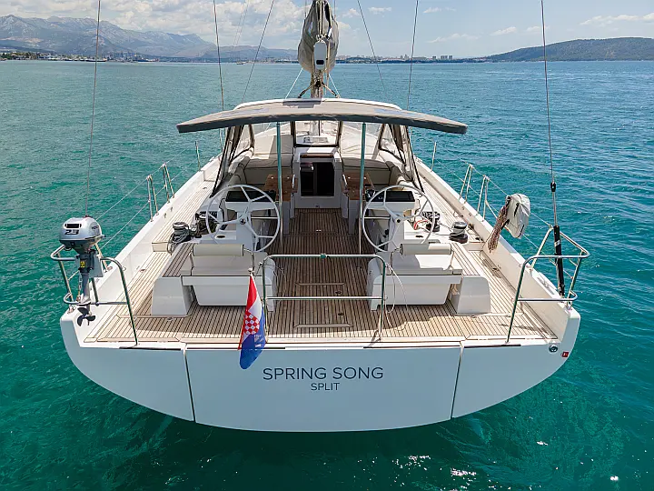 SPRING SONG Oceanis 54 - aft shot