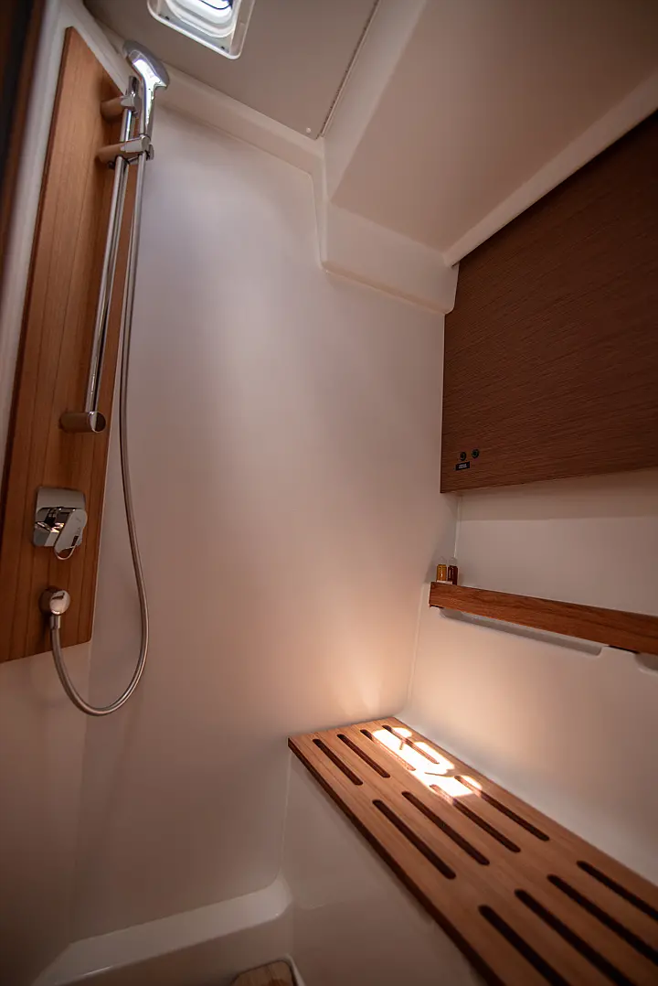 SPRING SONG Oceanis 54 - cabin 1 bathroom shower