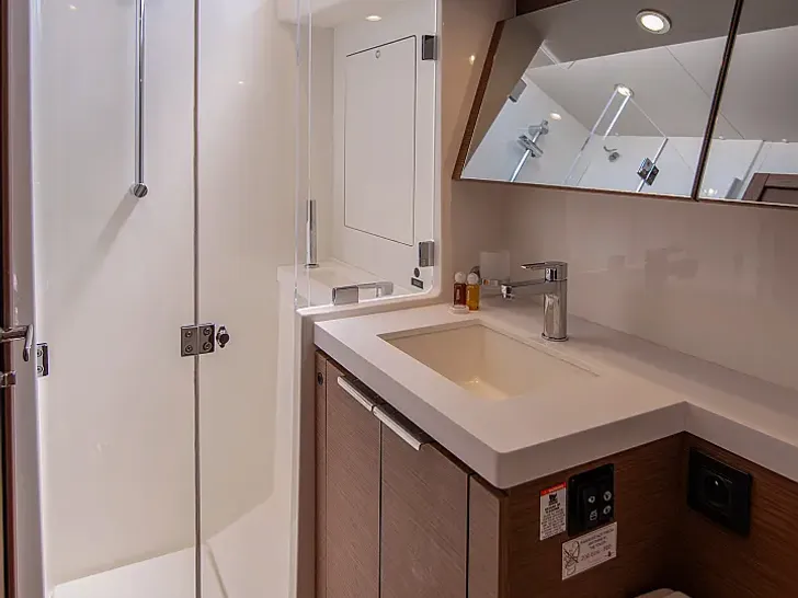 SPRING SONG Oceanis 54 - cabin 3 bathroom SPRING SONG Oceanis 54 - cabin 3 bathroom