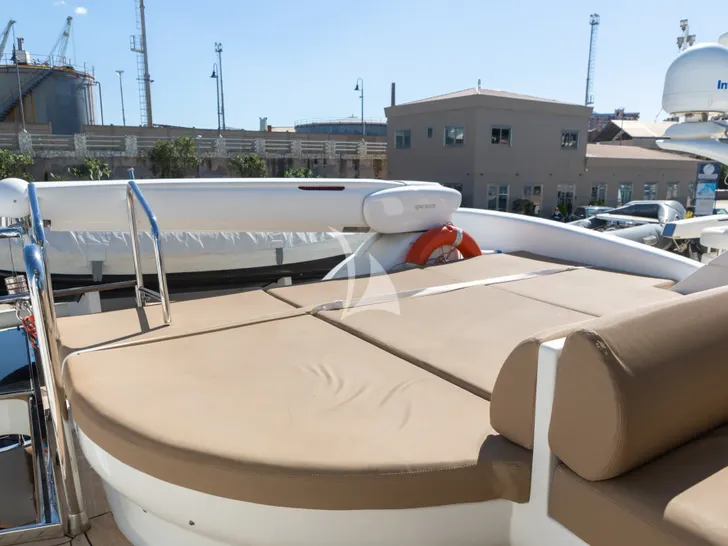 SEVEN STARS Antago 82 - flybridge sunbathing area SEVEN STARS Antago 82 - flybridge sunbathing area