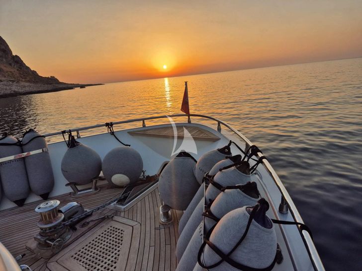 SEVEN STARS Antago 82 - foredeck under the sunset SEVEN STARS Antago 82 - foredeck under the sunset