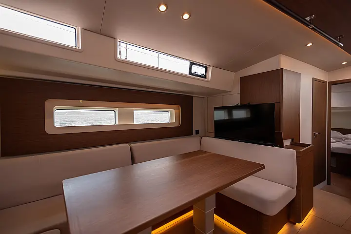 SPRING SONG Oceanis 54 - indoor dining area