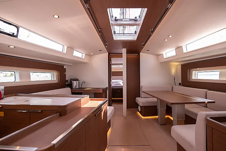 SPRING SONG Oceanis 54 - main saloon