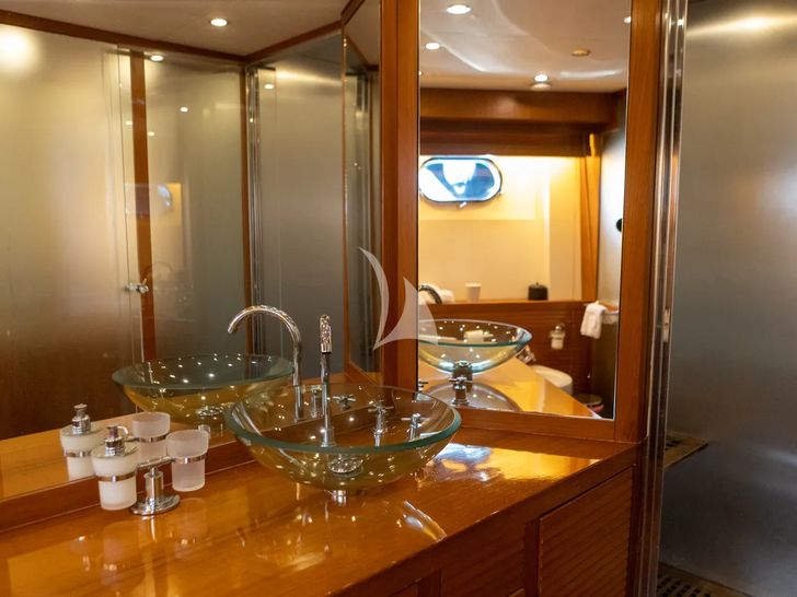 SEVEN STARS Antago 82 - master cabin bathroom SEVEN STARS Antago 82 - master cabin bathroom