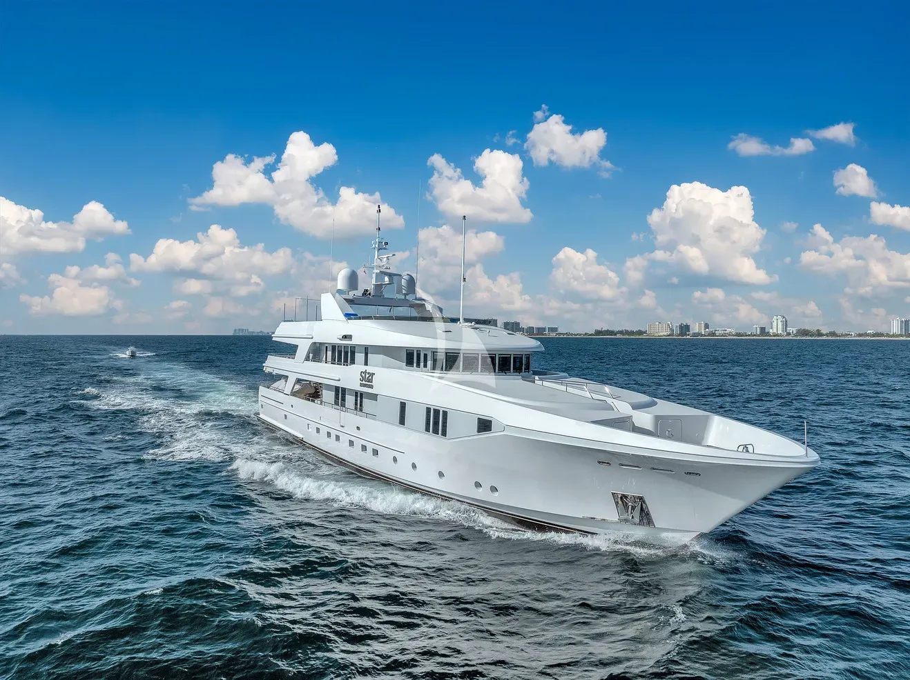 STAR DIAMOND Admiral 46m - cruising portside view