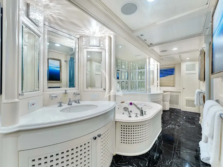 STAR DIAMOND Admiral 46m - master cabin bathroom STAR DIAMOND Admiral 46m - master cabin bathroom