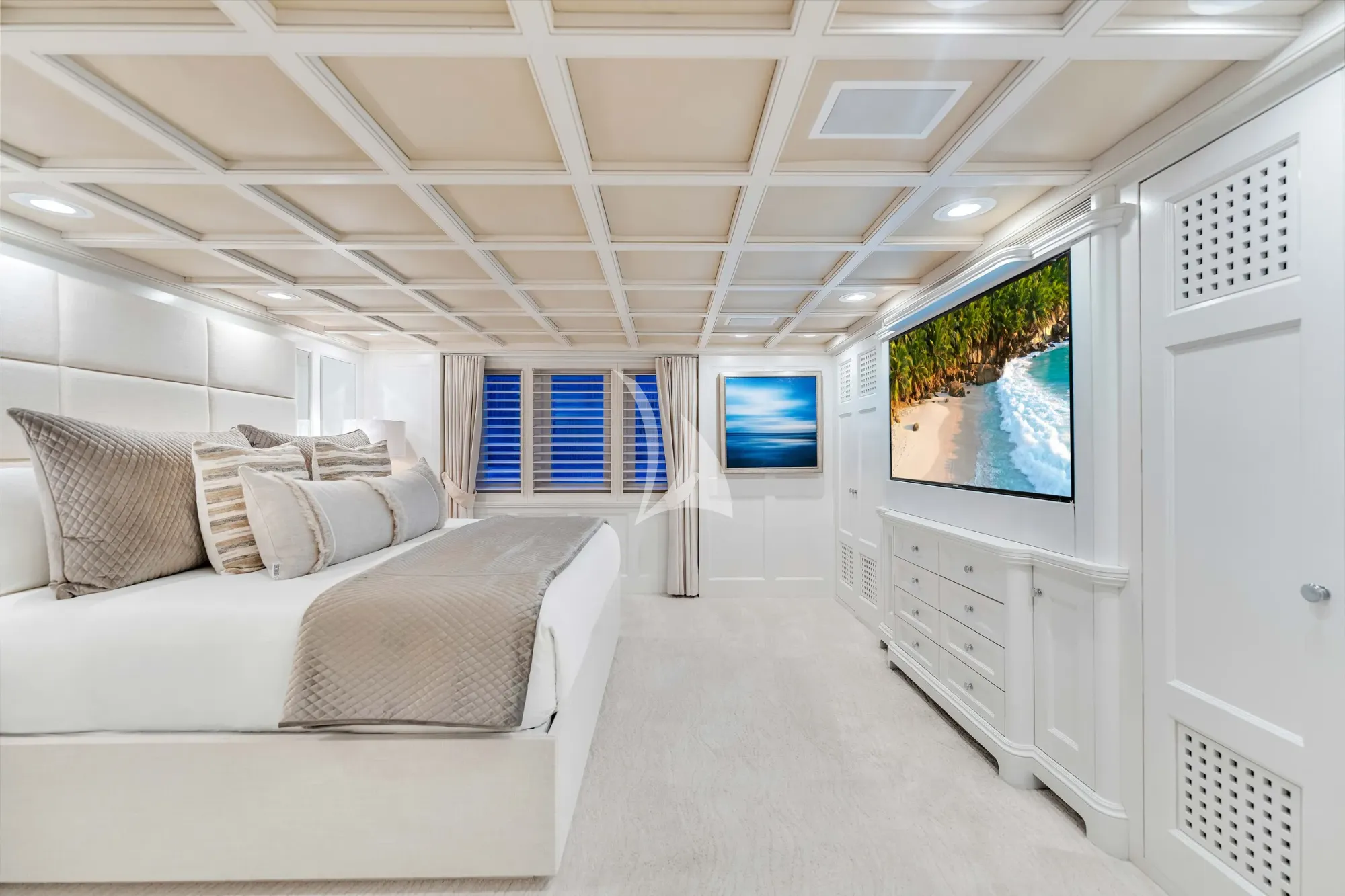 STAR DIAMOND Admiral 46m - master cabin bed and TV