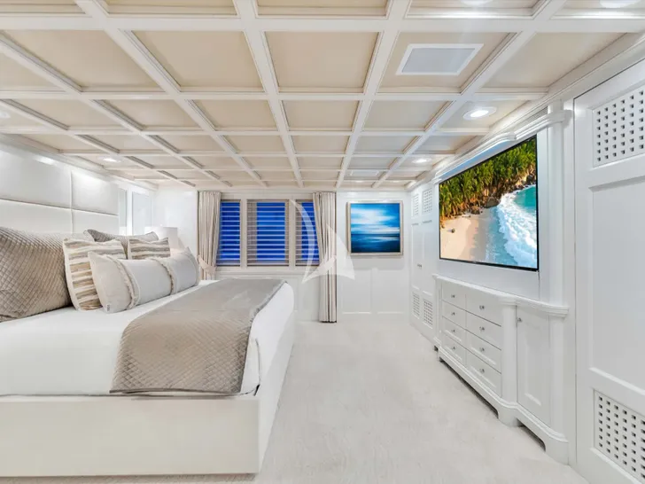 STAR DIAMOND Admiral 46m - master cabin bed and TV STAR DIAMOND Admiral 46m - master cabin bed and TV