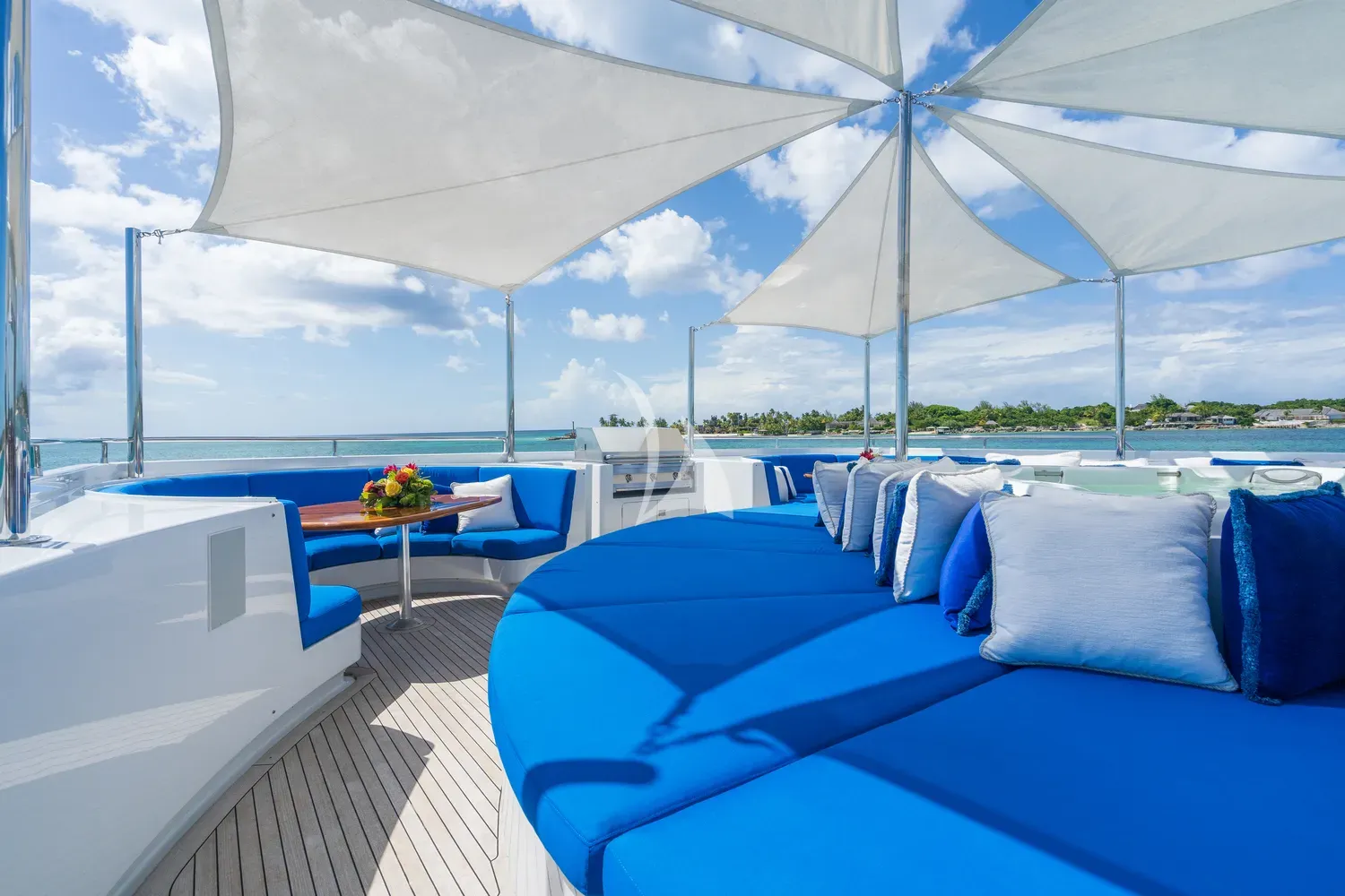 STAR DIAMOND Admiral 46m - sundeck lounge and sun beds