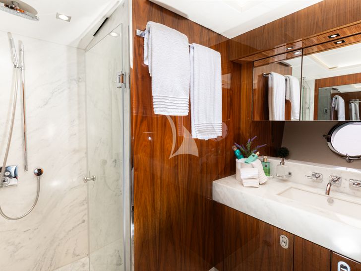 STARDUST OF MARY Sunseeker 86 - VIP cabin bathroom STARDUST OF MARY Sunseeker 86 - VIP cabin bathroom