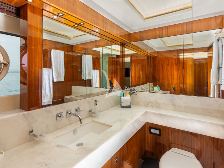 STARDUST OF MARY Sunseeker 86 - master cabin bathroom STARDUST OF MARY Sunseeker 86 - master cabin bathroom