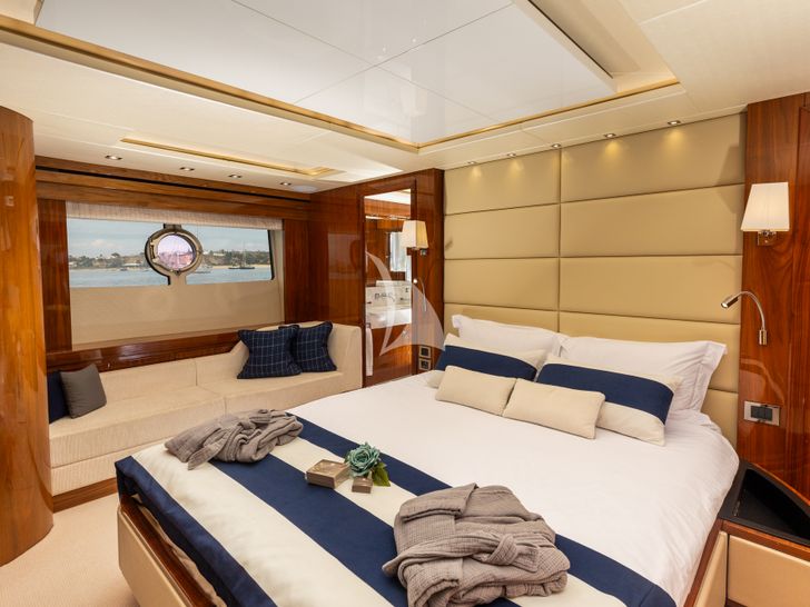 STARDUST OF MARY Sunseeker 86 - master cabin STARDUST OF MARY Sunseeker 86 - master cabin