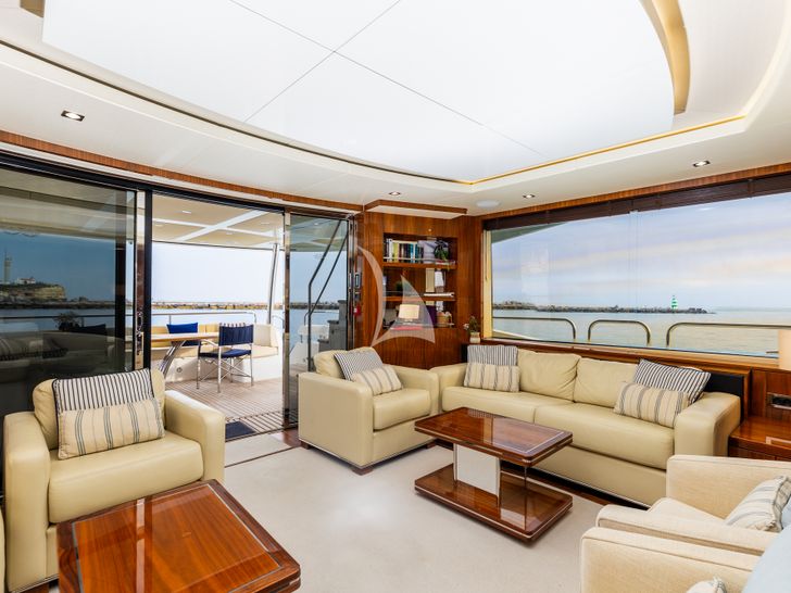 STARDUST OF MARY Sunseeker 86 - saloon seating area STARDUST OF MARY Sunseeker 86 - saloon seating area