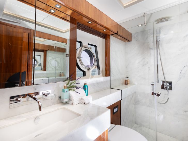 STARDUST OF MARY Sunseeker 86 - twin cabin 2 bathroom STARDUST OF MARY Sunseeker 86 - twin cabin 2 bathroom