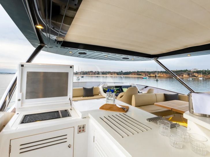 STARDUST OF MARY Sunseeker 86 - sun deck minibar and griller STARDUST OF MARY Sunseeker 86 - sun deck minibar and griller