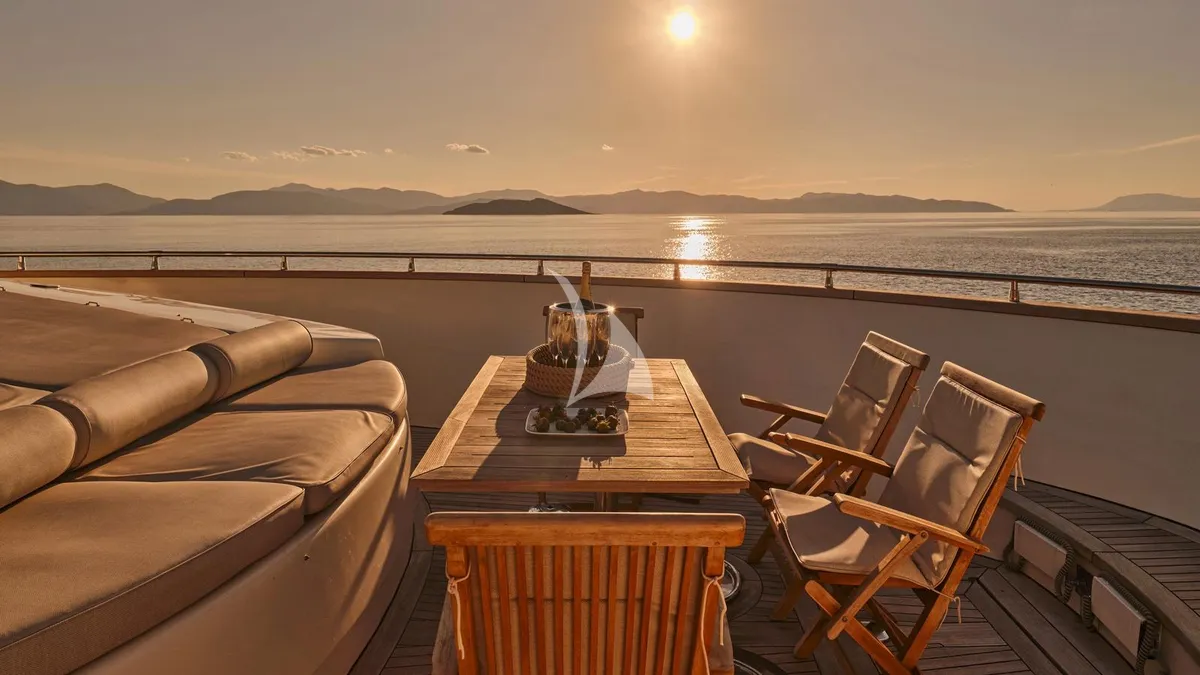 Charter Yacht STAR LINK - Falcon 90 - 4 Cabins - Athens - Mykonos - Paros - Santorini - Cyclades - Greece