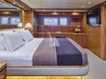 STAR LINK Falcon 90 - master cabin bed STAR LINK Falcon 90 - master cabin bed