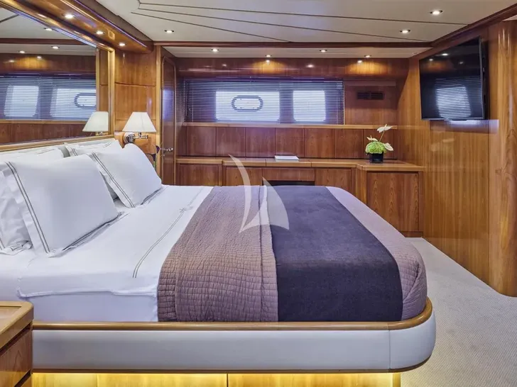 STAR LINK Falcon 90 - master cabin bed STAR LINK Falcon 90 - master cabin bed