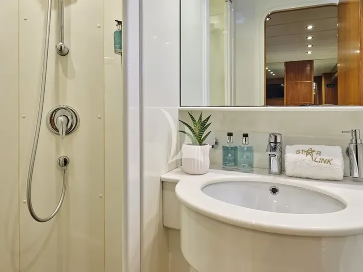 STAR LINK Falcon 90 - twin cabin bathroom STAR LINK Falcon 90 - twin cabin bathroom