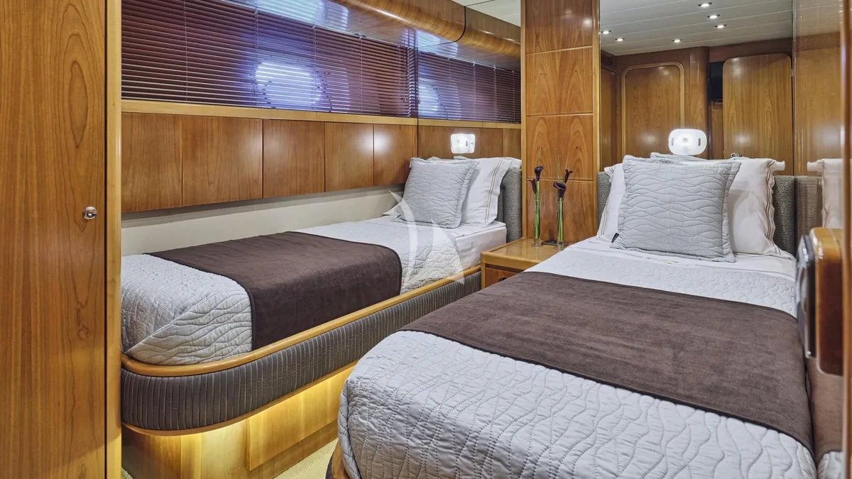 Charter Yacht STAR LINK - Falcon 90 - 4 Cabins - Athens - Mykonos - Paros - Santorini - Cyclades - Greece