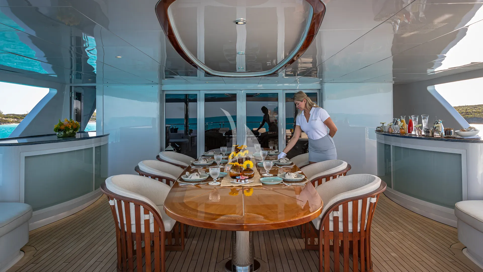 STARSHIP 185 Delta Marine 185 - sky deck alfresco dining area
