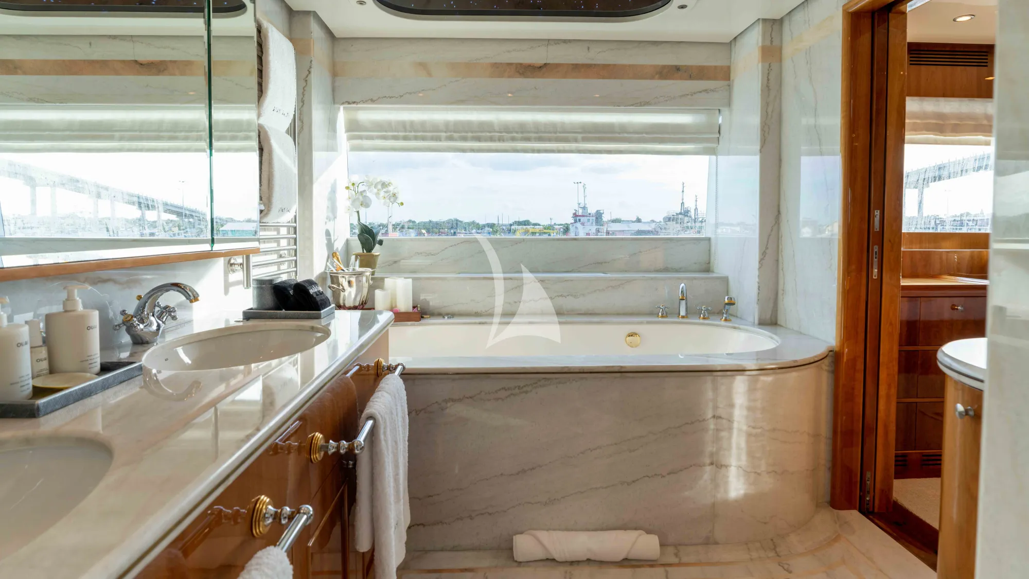 Charter Yacht STAY SALTY - Horizon P130 - 6 Cabins - Nassau - Exumas - Bahamas