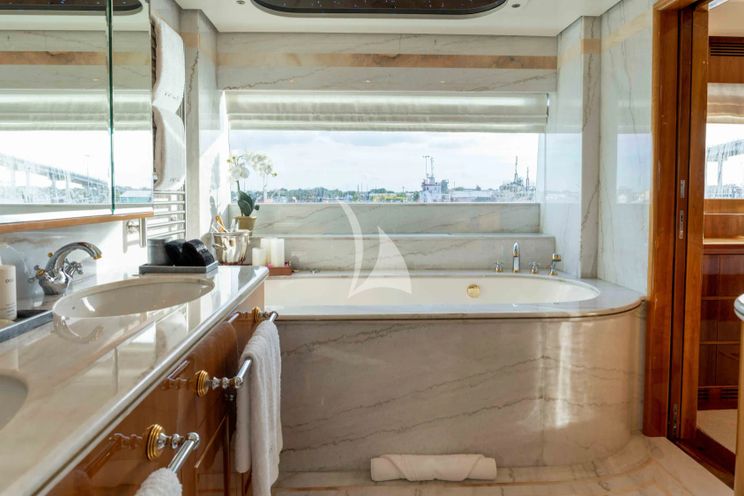 Charter Yacht STAY SALTY - Horizon P130 - 6 Cabins - Nassau - Exumas - Bahamas