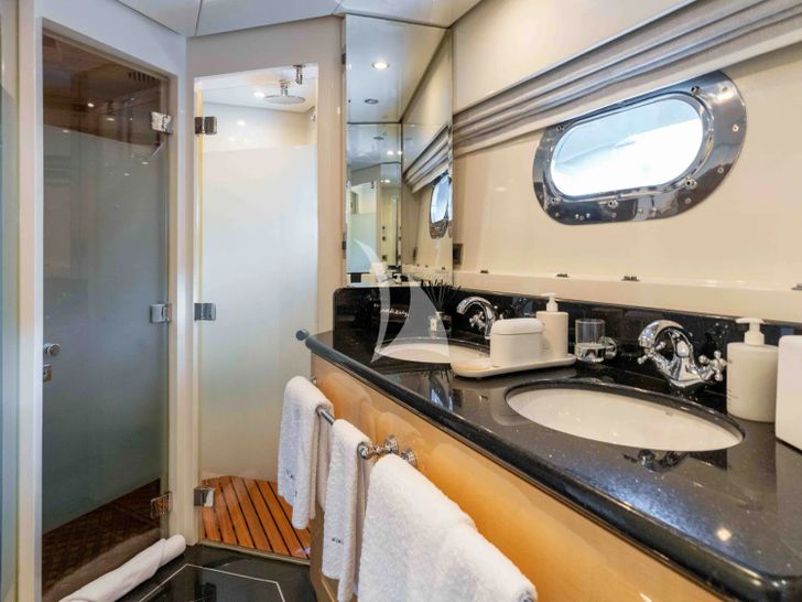 STAY SALTY Horizon P130 - twin cabin bathroom STAY SALTY Horizon P130 - twin cabin bathroom