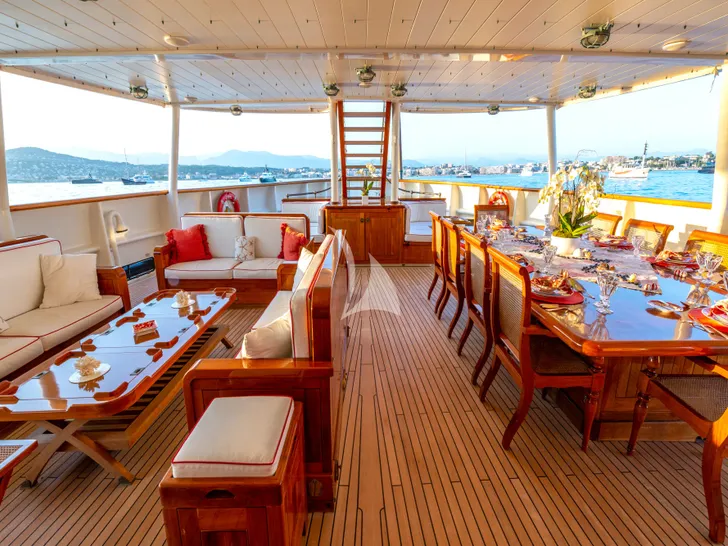 STEEL Pendennis 54m - aft deck lounge and alfresco dining area STEEL Pendennis 54m - aft deck lounge and alfresco dining area