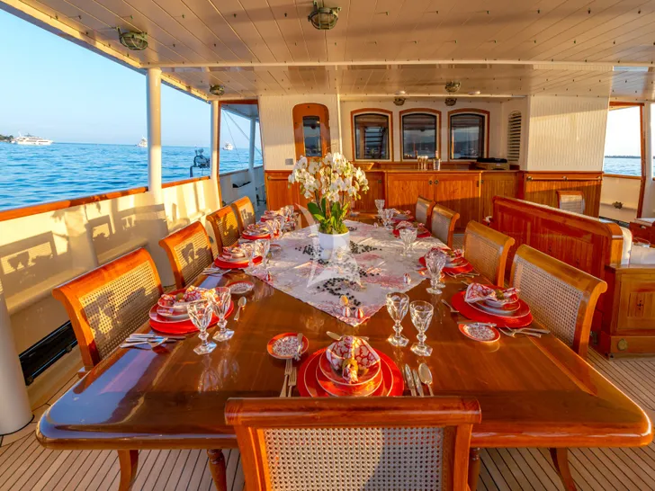 STEEL Pendennis 54m - alfresco dining set up STEEL Pendennis 54m - alfresco dining set up