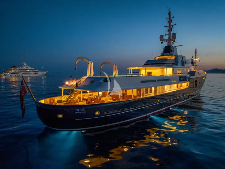 STEEL Pendennis 54m - at night STEEL Pendennis 54m - at night