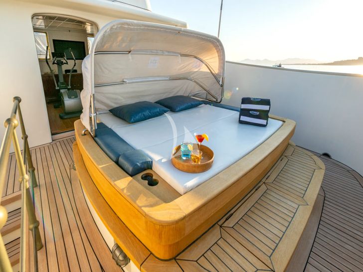 STEEL Pendennis 54m - foredeck sunbed STEEL Pendennis 54m - foredeck sunbed