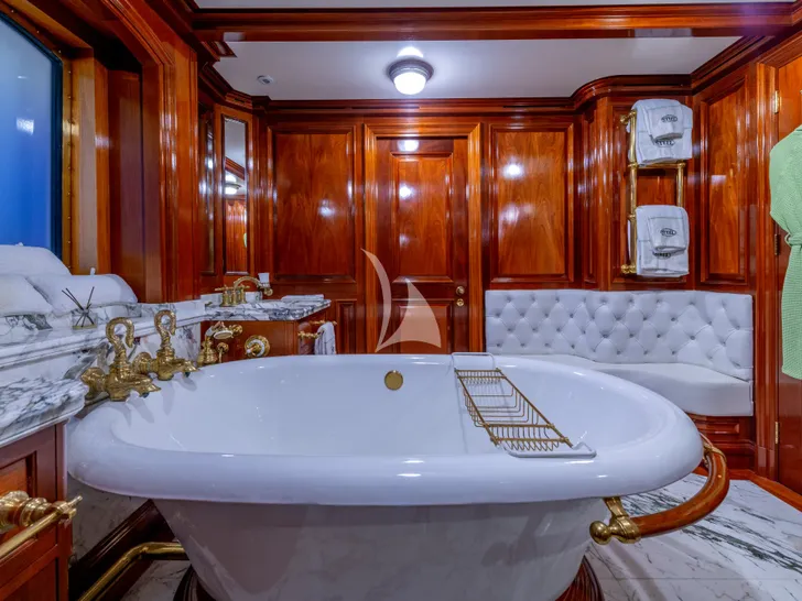 STEEL Pendennis 54m - master cabin bathroom STEEL Pendennis 54m - master cabin bathroom