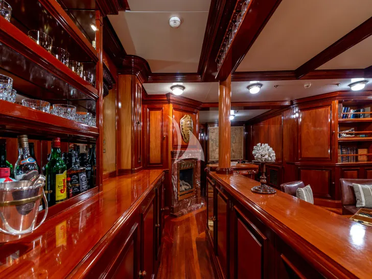 STEEL Pendennis 54m - saloon bar STEEL Pendennis 54m - saloon bar