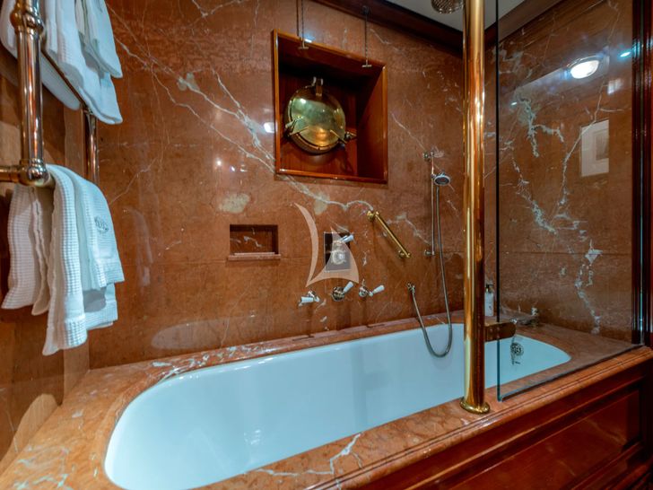 STEEL Pendennis 54m - twin cabin 1 bathroom STEEL Pendennis 54m - twin cabin 1 bathroom