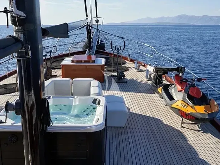 STELLA MARIS Gulet Motor Sailor 38m - upper deck jacuzzi STELLA MARIS Gulet Motor Sailor 38m - upper deck jacuzzi