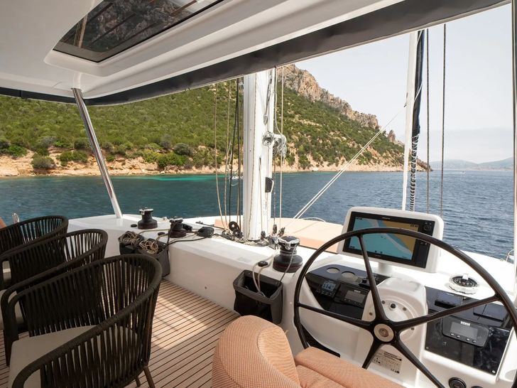 STRAFICO Lagoon 55 flybridge helm STRAFICO Lagoon 55 flybridge helm
