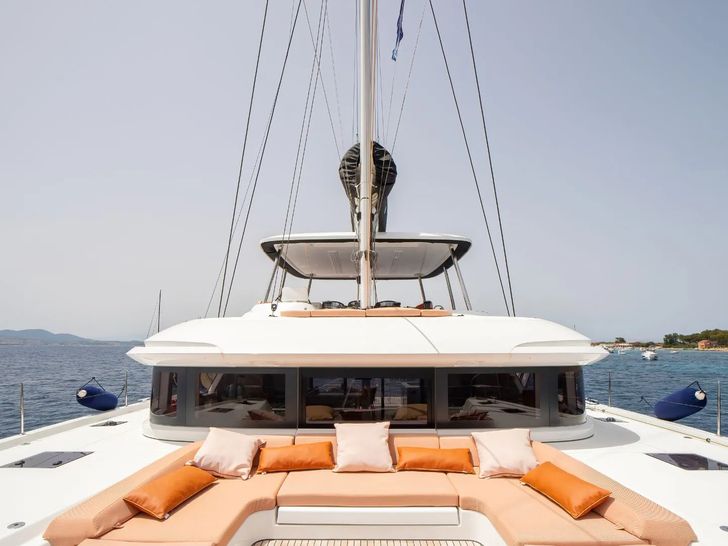 STRAFICO Lagoon 55 foredeck