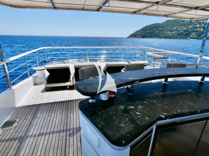SUD Sanlorenzo SD122 - sundeck bar and sun loungers SUD Sanlorenzo SD122 - sundeck bar and sun loungers