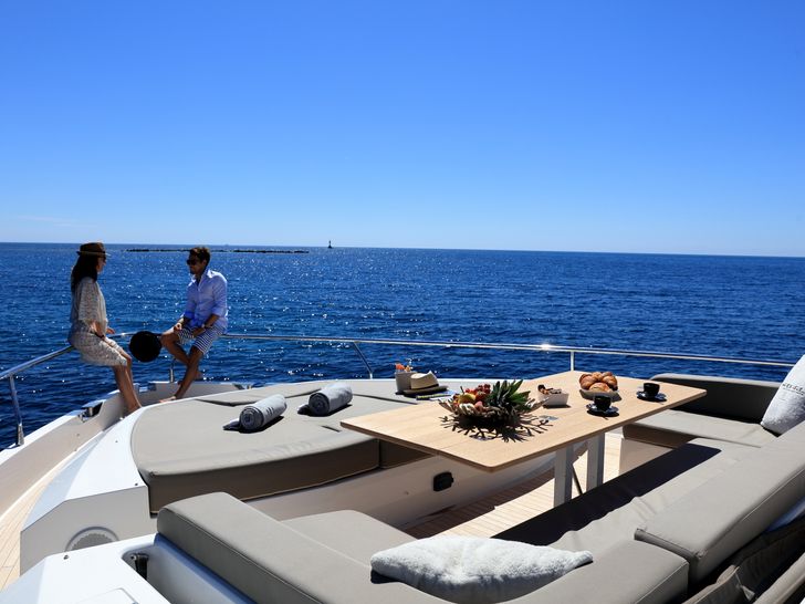 SUMMER BREEZE - Pearl 75 main -Foredeck alfresco dining SUMMER BREEZE - Pearl 75 main -Foredeck alfresco dining