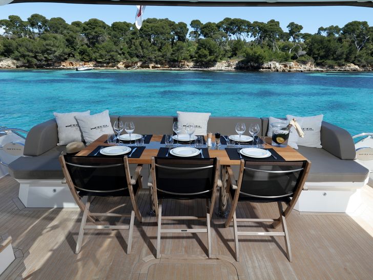 SUMMER BREEZE - Pearl 75 - Aft deck dinning SUMMER BREEZE - Pearl 75 - Aft deck dinning