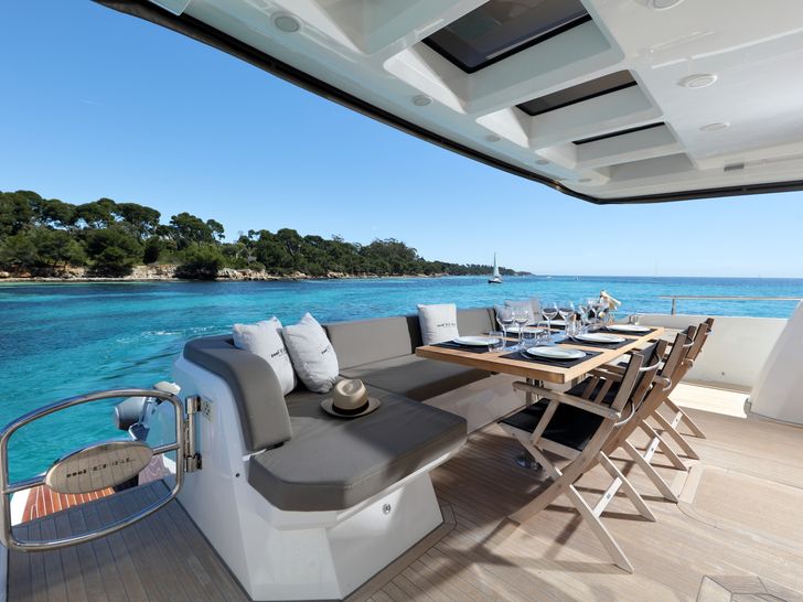 SUMMER BREEZE - Pearl 75 - Aft deck dinning SUMMER BREEZE - Pearl 75 - Aft deck dinning