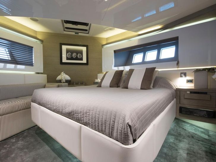 SUMMER BREEZE Pearl 75 foredeck couple SUMMER BREEZE Pearl 75 foredeck couple