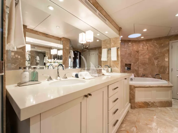 SUMMERDANCE Trinity 146 - master cabin bathroom vanity and jacuzzi SUMMERDANCE Trinity 146 - master cabin bathroom vanity and jacuzzi